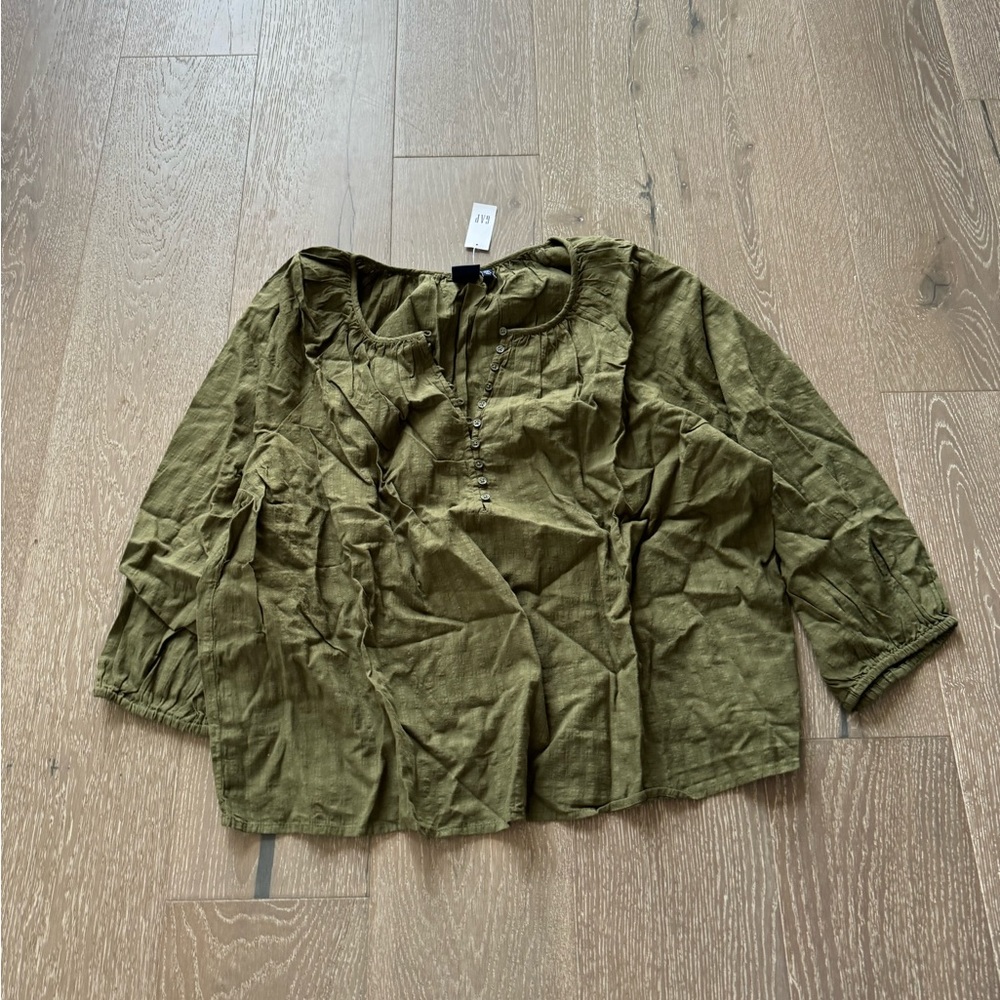 Gap three-quarter sleeve button-detail top